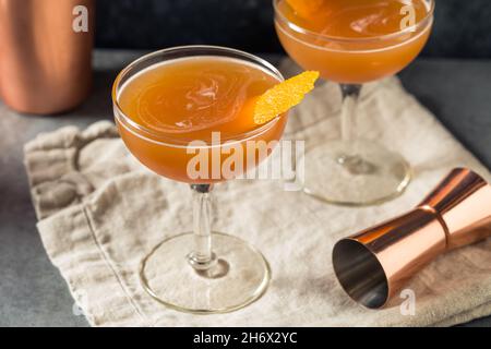 Erfrischender Blut- und Sandcocktail mit Orange und Scotch Stockfoto