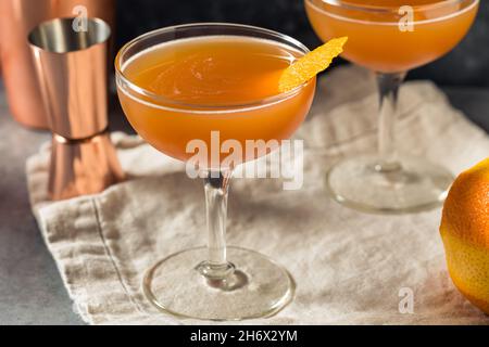 Erfrischender Blut- und Sandcocktail mit Orange und Scotch Stockfoto