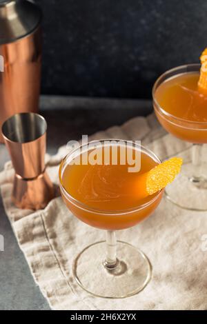 Erfrischender Blut- und Sandcocktail mit Orange und Scotch Stockfoto