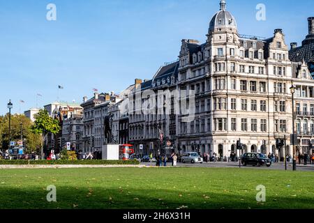 Victoria Westminster London England Großbritannien, 7 2021. November 1 Parliament Square ein traditionelles französisches Gebäude im Renaissance-Stil mit Menschen Stockfoto