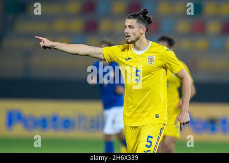 Stadio Benito Stirpe, Frosinone, Italien. November 2021. Internationales U21 Freundschaftsspiel Fußball, Italien gegen Rumänien; Radu Dragusin aus Rumänien Credit: Action Plus Sports/Alamy Live News Stockfoto