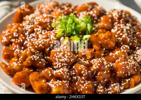 Hausgemachtes koreanisches Gochujang-Huhn mit Sesam und Reis Stockfoto