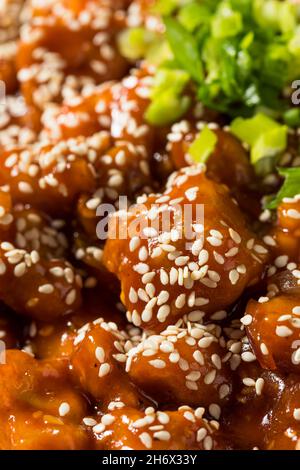 Hausgemachtes koreanisches Gochujang-Huhn mit Sesam und Reis Stockfoto