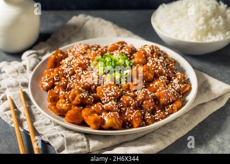 Hausgemachtes koreanisches Gochujang-Huhn mit Sesam und Reis Stockfoto