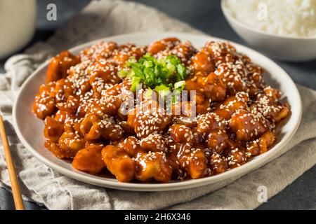 Hausgemachtes koreanisches Gochujang-Huhn mit Sesam und Reis Stockfoto