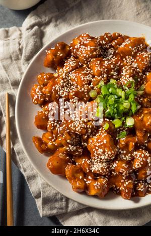 Hausgemachtes koreanisches Gochujang-Huhn mit Sesam und Reis Stockfoto