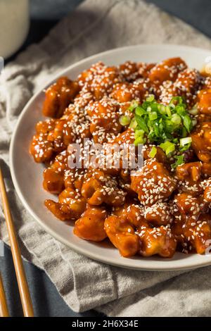 Hausgemachtes koreanisches Gochujang-Huhn mit Sesam und Reis Stockfoto