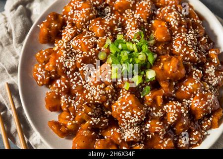 Hausgemachtes koreanisches Gochujang-Huhn mit Sesam und Reis Stockfoto