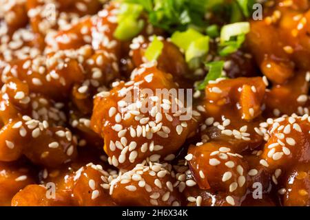 Hausgemachtes koreanisches Gochujang-Huhn mit Sesam und Reis Stockfoto