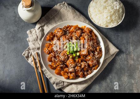 Hausgemachtes koreanisches Gochujang-Huhn mit Sesam und Reis Stockfoto