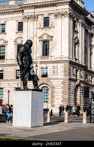 Victoria Westminster London England UK, November 7 2021, Statue oder Figur von Sir Winston Churchill im Parliament Squaure Garden mit Regierungsbüros Stockfoto