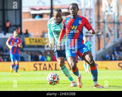 LONDON, ENGLAND - 3. OKTOBER 2021: Tyrick Kwon Mitchell von Palace und Ademola Lookman von Leicester, aufgenommen während des Spielwochenspiels der Premier League 7 zwischen Crystal Palace FC und Leicester City FC im Selhurst Park in der Spielwoche 2021-22. Copyright: Cosmin Iftode/Picstaff Stockfoto