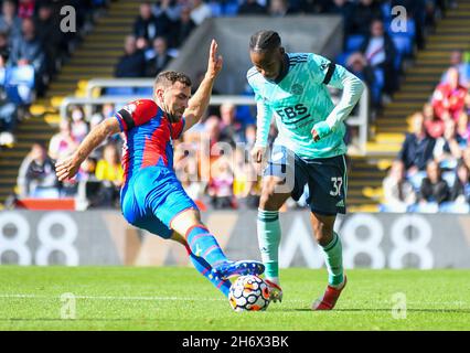 LONDON, ENGLAND - 3. OKTOBER 2021: James McFarlane McArthur von Palace und Ademola Lookman von Leicester, aufgenommen während des Spielwochenspiels der Premier League 7 zwischen Crystal Palace FC und Leicester City FC im Selhurst Park in der Spielwoche 2021-22. Copyright: Cosmin Iftode/Picstaff Stockfoto