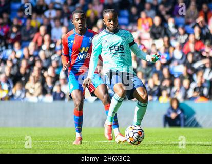 LONDON, ENGLAND - 3. OKTOBER 2021: Tyrick Kwon Mitchell von Palace und Ademola Lookman von Leicester, aufgenommen während des Spielwochenspiels der Premier League 7 zwischen Crystal Palace FC und Leicester City FC im Selhurst Park in der Spielwoche 2021-22. Copyright: Cosmin Iftode/Picstaff Stockfoto