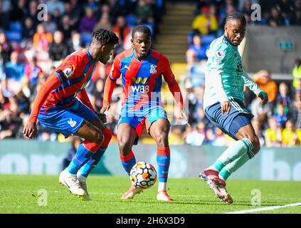 LONDON, ENGLAND - 3. OKTOBER 2021: Tyrick Kwon Mitchell von Palace und Ademola Lookman von Leicester, aufgenommen während des Spielwochenspiels der Premier League 7 zwischen Crystal Palace FC und Leicester City FC im Selhurst Park in der Spielwoche 2021-22. Copyright: Cosmin Iftode/Picstaff Stockfoto