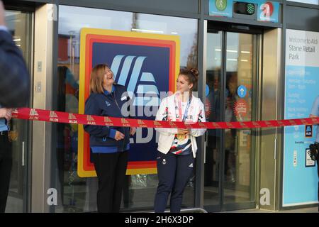 Der olympische Goldmedaillengewinnerin Bethany Shriever eröffnet den neuen Aldi-Laden im Stane Retail Park in Colchester Stockfoto