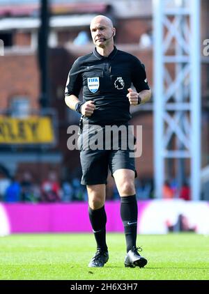 LONDON, ENGLAND - 3. OKTOBER 2021: Der englische Schiedsrichter Anthony Taylor wurde während des Spielwochenspiels der Premier League 2021-22 7 zwischen dem FC Crystal Palace und dem FC Leicester City im Selhurst Park im Bild gezeigt. Copyright: Cosmin Iftode/Picstaff Stockfoto