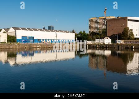 Brüssel Hauptstadt Region - Belgien - 10 17 2021: Blick über den Kanal mit Häusern und Industriegebäuden, die sich im Wasser spiegeln Stockfoto