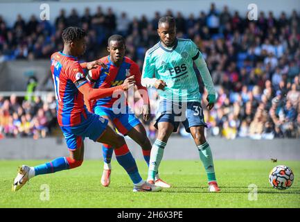 LONDON, ENGLAND - 3. OKTOBER 2021: Ademola Lookman of Leicester und Tyrick Kwon Mitchell of Palace, aufgenommen während des Spielwochenspiels der Premier League 2021-22 zwischen Crystal Palace FC und Leicester City FC im Selhurst Park in der Spielwoche 7. Copyright: Cosmin Iftode/Picstaff Stockfoto