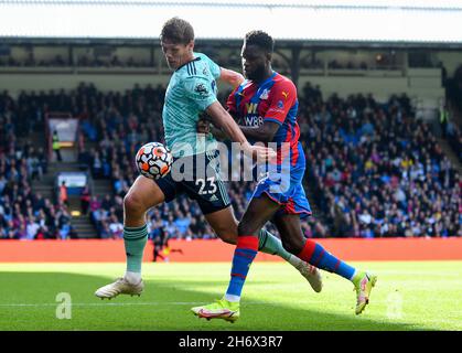 LONDON, ENGLAND - 3. OKTOBER 2021: Jannik Vestergaard aus Leicester und Odsonne Edouard aus Palace, aufgenommen während des Spielwochenspiels der Premier League 7 zwischen dem FC Crystal Palace und dem FC Leicester City im Selhurst Park in der Spielwoche 2021-22. Copyright: Cosmin Iftode/Picstaff Stockfoto