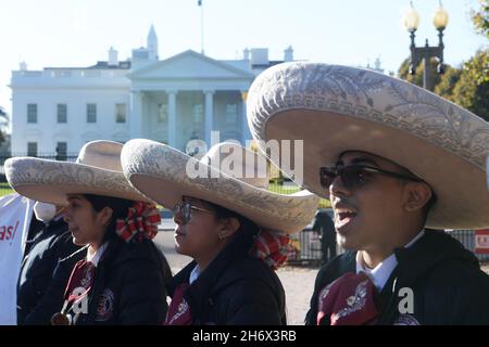 Washington, USA. November 2021. Mexikanische und Mariachis-Demonstranten, die sich im Lafayette Park versammeln, fordern Präsident Joe Biden auf, vor seinem bilateralen Treffen mit dem mexikanischen Präsidenten Manuel Lopez Obrador heute am 18. November 2021 im Weißen Haus in Washington DC, USA, das Gesetz zur Einwanderungsreform zu verabschieden. (Foto von Lenin Nolly/Sipa USA) Quelle: SIPA USA/Alamy Live News Stockfoto