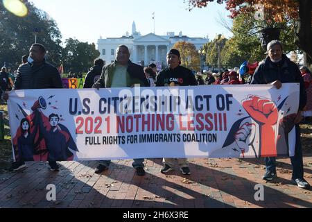 Washington, USA. November 2021. Mexikanische und Mariachis-Demonstranten, die sich im Lafayette Park versammeln, fordern Präsident Joe Biden auf, vor seinem bilateralen Treffen mit dem mexikanischen Präsidenten Manuel Lopez Obrador heute am 18. November 2021 im Weißen Haus in Washington DC, USA, das Gesetz zur Einwanderungsreform zu verabschieden. (Foto von Lenin Nolly/Sipa USA) Quelle: SIPA USA/Alamy Live News Stockfoto