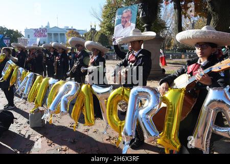 Washington, USA. November 2021. Mexikanische und Mariachis-Demonstranten, die sich im Lafayette Park versammeln, fordern Präsident Joe Biden auf, vor seinem bilateralen Treffen mit dem mexikanischen Präsidenten Manuel Lopez Obrador heute am 18. November 2021 im Weißen Haus in Washington DC, USA, das Gesetz zur Einwanderungsreform zu verabschieden. (Foto von Lenin Nolly/Sipa USA) Quelle: SIPA USA/Alamy Live News Stockfoto