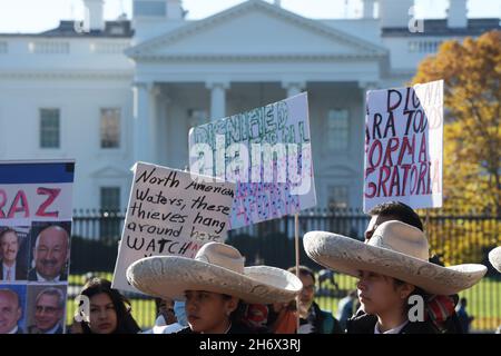 Washington, USA. November 2021. Mexikanische und Mariachis-Demonstranten, die sich im Lafayette Park versammeln, fordern Präsident Joe Biden auf, vor seinem bilateralen Treffen mit dem mexikanischen Präsidenten Manuel Lopez Obrador heute am 18. November 2021 im Weißen Haus in Washington DC, USA, das Gesetz zur Einwanderungsreform zu verabschieden. (Foto von Lenin Nolly/Sipa USA) Quelle: SIPA USA/Alamy Live News Stockfoto