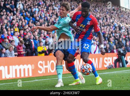 LONDON, ENGLAND - 3. OKTOBER 2021: Jannik Vestergaard aus Leicester und Odsonne Edouard aus Palace, aufgenommen während des Spielwochenspiels der Premier League 7 zwischen dem FC Crystal Palace und dem FC Leicester City im Selhurst Park in der Spielwoche 2021-22. Copyright: Cosmin Iftode/Picstaff Stockfoto