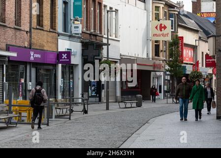 Vilvoorde, Flämische Region - Belgien - 10 17 2021: Menschen, die am Sonntag in der Einkaufsstraße spazieren gehen Stockfoto