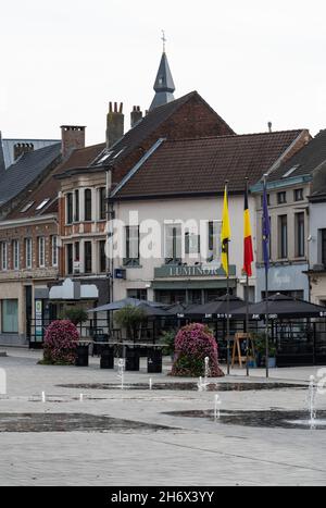 Vilvoorde, Flämische Region - Belgien - 10 17 2021: Blick auf den alten Marktplatz mit Terrassen und Restaurants Stockfoto