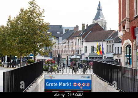 Vilvoorde, Flämische Region - Belgien - 10 17 2021: Eingang des alten Marktplatzes Parkplatz und Blick über die Stadt Stockfoto