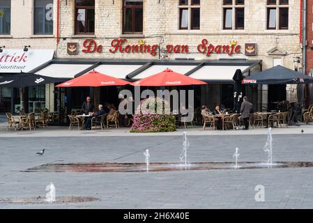 Vilvoorde, Flämische Region - Belgien - 10 17 2021: Spanische Menschen sitzen in einem lokalen Pub Stockfoto