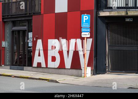 Vilvoorde, Flämische Region - Belgien - 10 17 2021: Fassade, Logo und Eingang des Hauptquartiers der Union Stockfoto