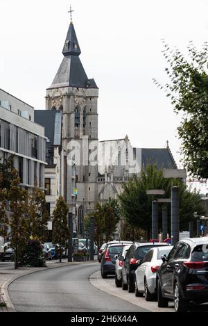 Vilvoorde, Flämische Region - Belgien - 10 17 2021: Stadtbild über der Straße und dem Turm der Bordstraße Stockfoto