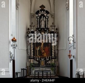 Vilvoorde, Flämische Region - Belgien - 10 17 2021: Innenarchitektur der katholischen Basilika und des dekorierten Altars Stockfoto