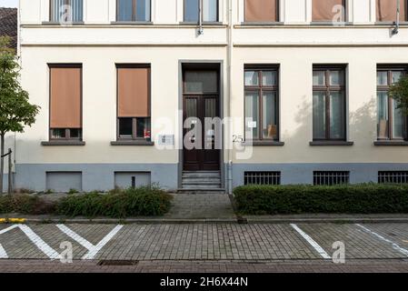 Vilvoorde, Flämische Region - Belgien - 10 17 2021: Fassade und Eingang des Polizeigerichts und des Bezirksgerichts Stockfoto