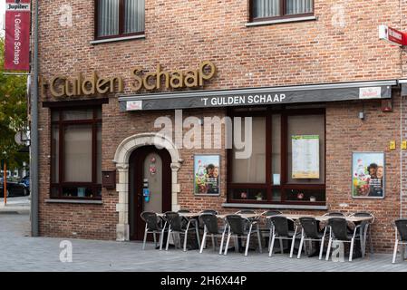 Vilvoorde, Flämische Region - Belgien - 10 17 2021: Fassade und leere Terrasse eines lokalen Cafés Stockfoto