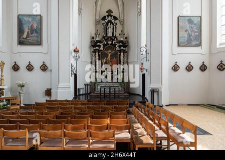 Vilvoorde, Flämische Region - Belgien - 10 17 2021: Innenarchitektur der katholischen Basilika und des dekorierten Altars Stockfoto
