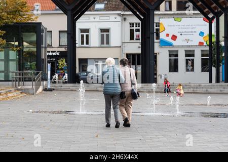 Vilvoorde, Flämische Region - Belgien - 10 17 2021: Zwei ältere Frauen gehen Hand in Hand auf dem alten Marktplatz Stockfoto