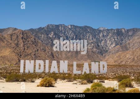 Ein Schild „Indian Land“ in der Nähe von Palm Springs California mit dem Titel „Never Forget“ von Nichola Galanin war Teil von Desert X 2021 - einer kostenlosen Kunstausstellung. Stockfoto