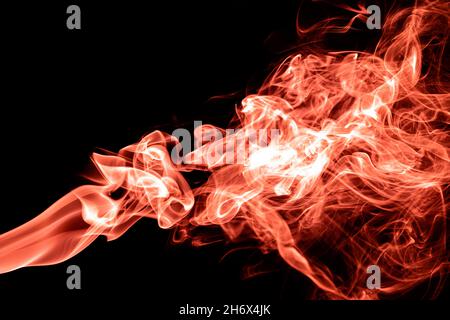 Rote Farbe abstrakter Rauch auf schwarzem Hintergrund Stockfoto
