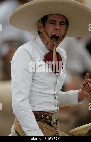 Mann im Charrokostüm. Das Symbol Mexikos ist der Charro oder (Cowboy), und obwohl wir den Charro normalerweise als einen Mann mit einem Hut und Stiefeln betrachten, die von einem Feld auf einem Pferd kommen, geht die Kultur des mexikanischen Charro viel weiter zurück. Chaarrería ist der Sport des Charros, mit Reglements und Meisterschaften wie Fußball. Es ist jedoch eher wie ein nationales folklorisches Ereignis, das sich zu einem sportlichen Großereignis entwickelt hat. Mexiko. 11. März 2006. Stockfoto