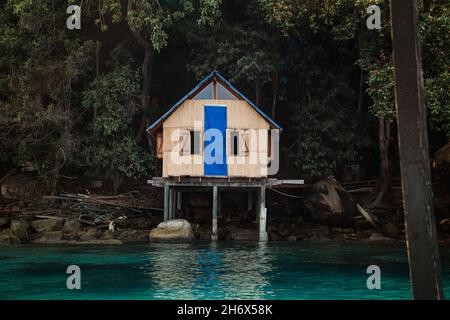 Holzbungalow am Ufer der Insel Koh Sdach, Kambodscha Stockfoto