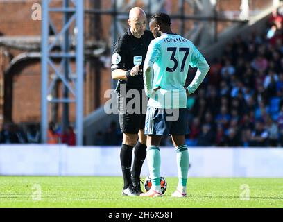 LONDON, ENGLAND - 3. OKTOBER 2021: Der englische Schiedsrichter Anthony Taylor und Ademola Lookman aus Leicester wurden während des Spielwochenspiels 2021-22 zwischen dem Crystal Palace FC und dem City FC Leicester im Selhurst Park in der Premier League 7 aufgenommen. Copyright: Cosmin Iftode/Picstaff Stockfoto