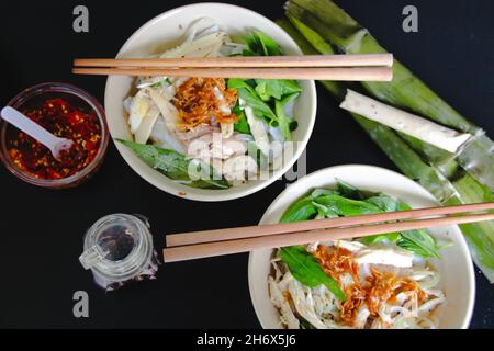 Banh UOT Long GA, einzigartige vietnamesische trockene Reisnudeln (flach und breit wie nasse Reiskuchennudeln), gemischt mit Kräutern und Fleisch, eine lokale Delikatesse von Da Stockfoto