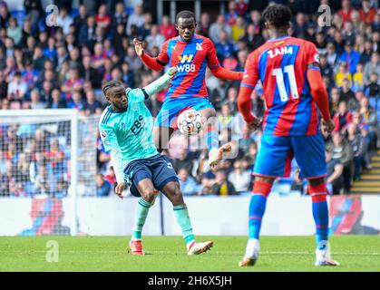 LONDON, ENGLAND - 3. OKTOBER 2021: Ademola Lookman of Leicester und Tyrick Kwon Mitchell of Palace, aufgenommen während des Spielwochenspiels der Premier League 2021-22 zwischen Crystal Palace FC und Leicester City FC im Selhurst Park in der Spielwoche 7. Copyright: Cosmin Iftode/Picstaff Stockfoto