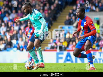 LONDON, ENGLAND - 3. OKTOBER 2021: Ademola Lookman of Leicester und Tyrick Kwon Mitchell of Palace, aufgenommen während des Spielwochenspiels der Premier League 2021-22 zwischen Crystal Palace FC und Leicester City FC im Selhurst Park in der Spielwoche 7. Copyright: Cosmin Iftode/Picstaff Stockfoto