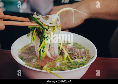 Nahaufnahme der berühmten vietnamesischen Rindernudelsuppe oder Pho Bo Stockfoto