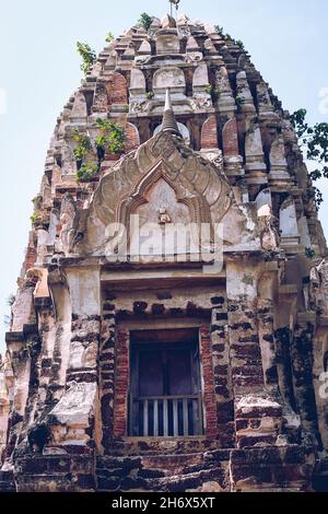 Nahaufnahme des Central Prang oder Turms des Wat Ratchaburana im Ayutthaya Historical Park in Thailand Stockfoto